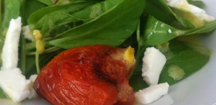 Salada verde com confit de tomates