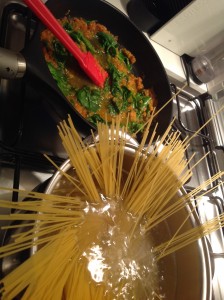 Spaghetti com espinafre cozinhando
