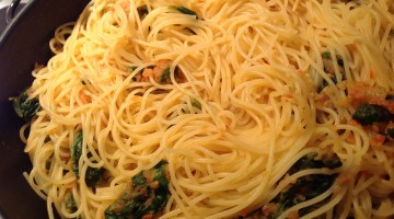 Spaghetti com espinafre pronto